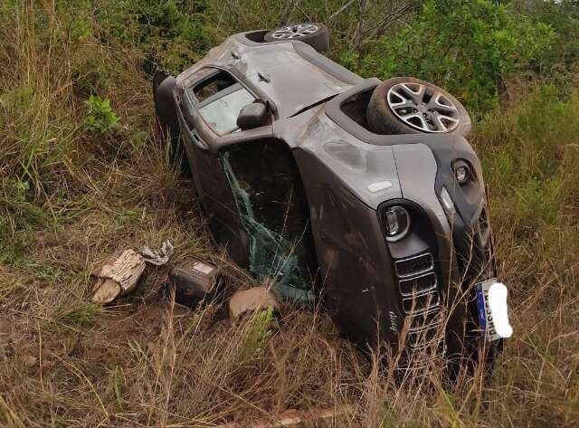 Com duas crian&ccedil;as, mulher capota Jeep e &eacute; socorrida para hospital 