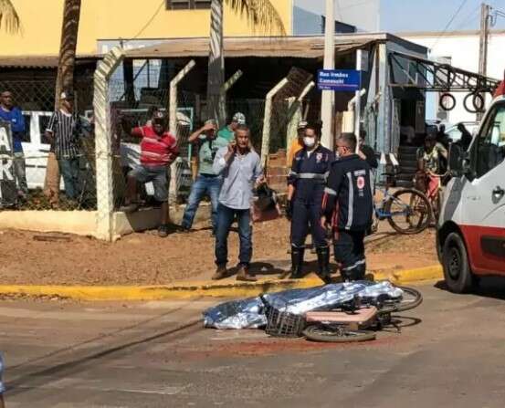 Mulher morre ao ter bicicleta el&eacute;trica atingida por caminh&atilde;o boiadeiro