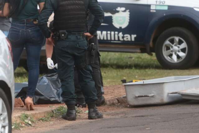 Rapaz &eacute; assassinado a pauladas e facadas na Vila Nhanh&aacute;