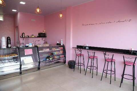 Em cafeteria toda cor de rosa, donas servem tapioca sem dó de recheio