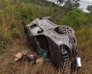 Com duas crian&ccedil;as, mulher capota Jeep e &eacute; socorrida para hospital 