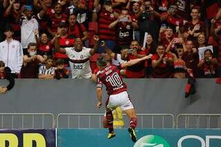 Meia Diego comemora gol marcado após escanteio, que sacramentou vitória contra o Coxa. (Foto: Reprodução/Flamengo)