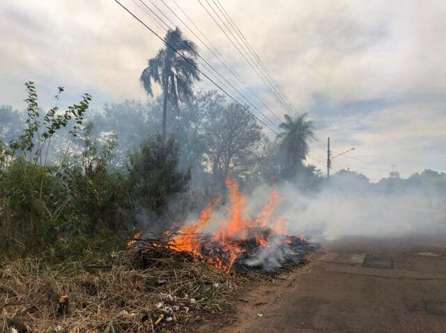 Moradores do Jardim Peró, em Cabo Frio, tocam fogo na rua por