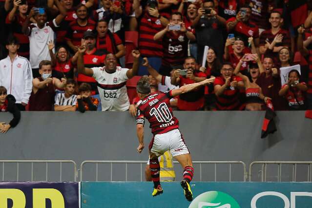 Flamengo aproveita escanteios e vence Coritiba por 2 a 0 em Bras&iacute;lia