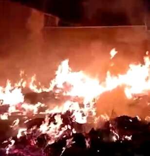 Moradores reclamam de fogo em terreno baldio sujo na Vila Palmira