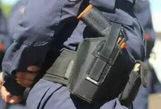 Foto de guardas ao receberem certificado de formação, em 2015, mostra arma de eletro-choque usada em abordagens (Foto: Arquivo/Campo Grande News)