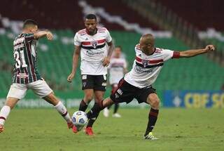 Zagueiro Miranda disputa bola com o lateral Calegari. (Foto: Reprodução)