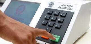 Eleitor simula votação em urna eletrônica (Foto: Divulgação/TSE)