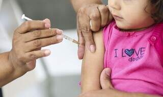 Criança recebe vacina contra o sarampo. (Foto: Agência Brasil)