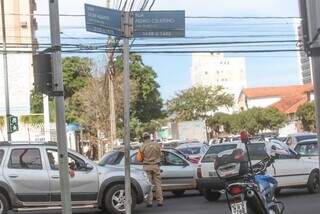 Cruzamento travado entre as ruas Dom Aquino e José Antônio no centro (Foto: Marcos Maluf)