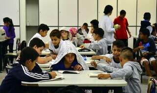 Alunos durante aula em escola. (Foto: Agência Brasil)