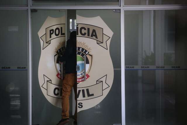 Mulher &eacute; atacada com facadas pelo ex-marido que foge em carro