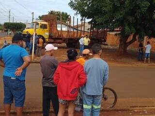 Moradores observam local onde caminhoneiro matou menino, hoje em Rio Brilhante (Foto: Direto das Ruas)
