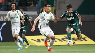 O jogador Gabriel Veron, do Palmeiras, disputa bola com o jogador Alan Empereur, do Cuiabá. (Foto: Cesar Greco)