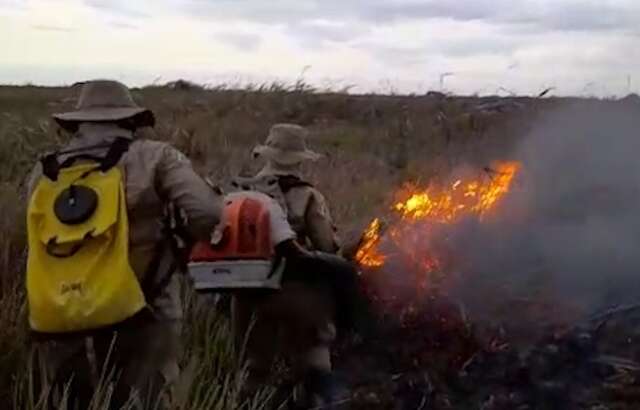 Com refor&ccedil;os do interior, 106 militares de MS combatem inc&ecirc;ndios no Pantanal