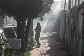Fumaça vindo da residência após incêndio em carro. (Foto: Marcos Maluf)