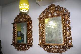 Espelhos com tinta de ouro e madeira custam três mil cada. (Foto: Paulo Francis)