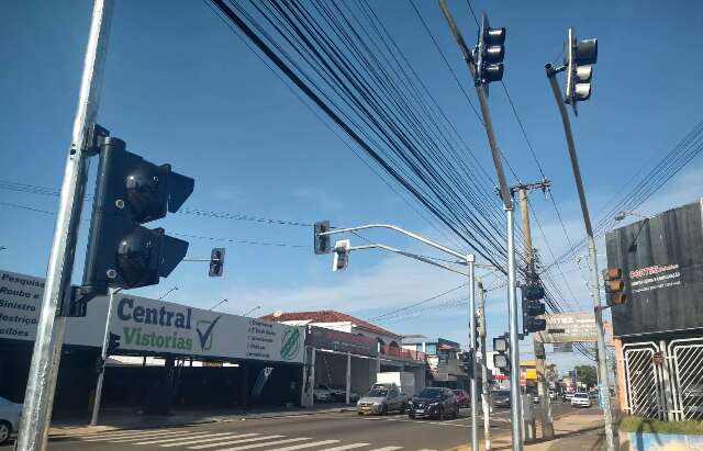 Motoristas reclamam de confus&atilde;o e excesso de sem&aacute;foros na Avenida Bandeirantes 