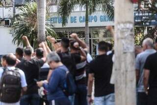 Guardas civis em frente a Prefeitura de Campo Grande (Foto: Marcos Maluf)