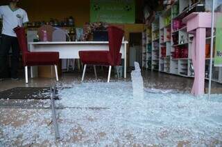 Vidraça de loja de decoração quebrou ao ser atingida por tiro. (Foto: Kísie Ainoã)