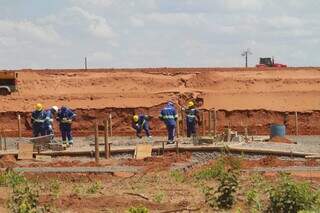 Trabalhadores na construção da fábrica da Suzano em MS; empresa vai gerar mais de 10 mil empregos. (Foto: Marcos Maluf)