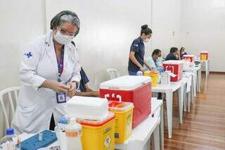 Vacinação contra a covid-19, realizada na UBS Moreninhas. (Foto: Henrique Kawaminami/Arquivo Campo Grande News)