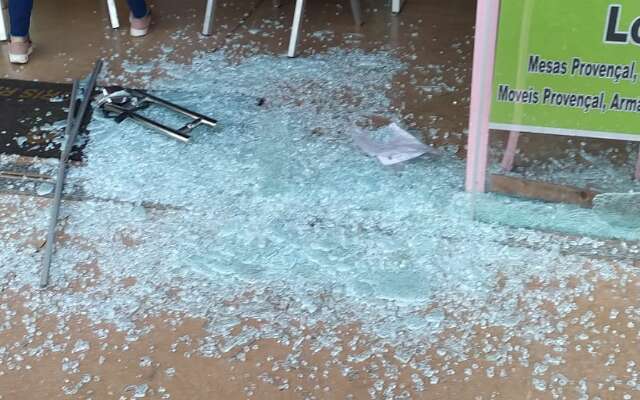 Troca de tiros com ladr&atilde;o que invadiu casa de deputado atinge loja e fere mulher