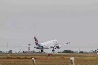 Avião decolando no Aeroporto Internacional de Campo Grande. (Foto: Arquivo/Marcos Maluf)