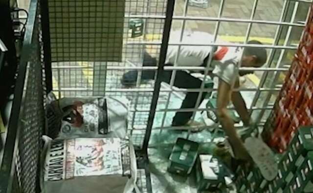 Ladr&atilde;o quebra porta de conveni&ecirc;ncia, furta cervejas e &eacute; preso em cemit&eacute;rio