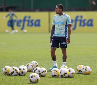 Atacante Dudu observa treino no Palmeiras (Foto: Divulgação)