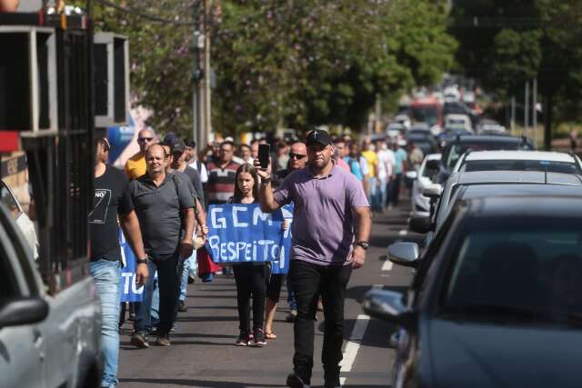 Guardas marcham em avenida para tentar acordo e prometem acampar amanh&atilde;