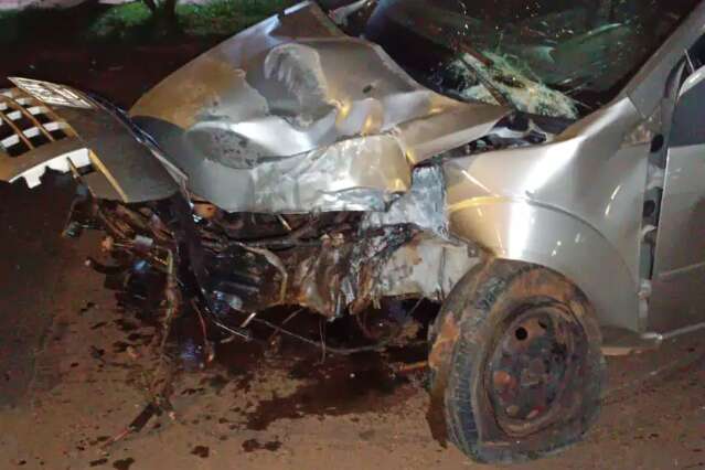 &quot;Foi um estrondo&quot;, diz morador sobre carro que bateu e arrancou poste de energia