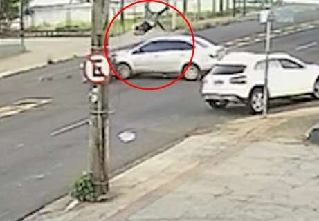 Motociclista é arremessado em colisão com carro na Rua Ceará