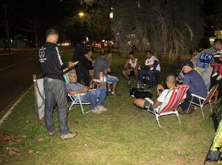 Servidores acampados em frente à prefeitura de Campo Grande. (Foto: Alex Machado)