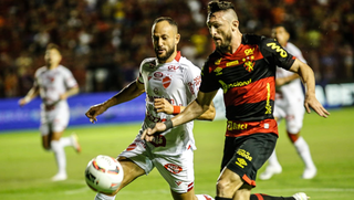 Disputa de bola durante o duelo desta noite. (Foto: Rafael Bandeira/ Sport Club do Recife)