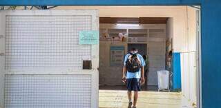 Aluno da rede municipal de ensino de Campo Grande entrando em escola. (Foto: Henrique Kawaminami)