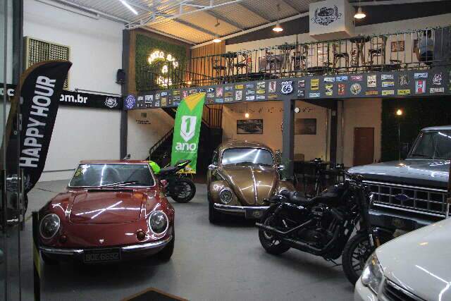 Pub tem coleção de carros antigos e menu com Landau, Passat e Pampa