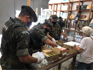 Militares fiscalizando comércio. (Foto: 18ª Bda Inf Fron)