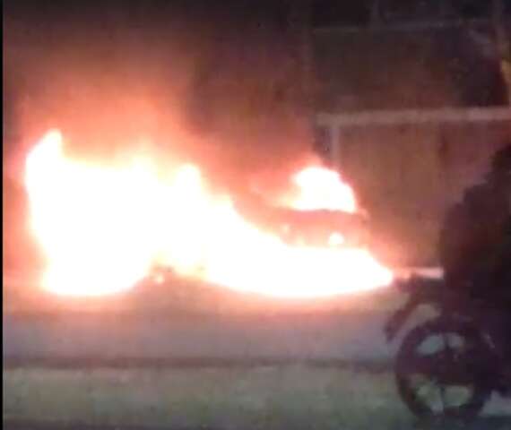 Carro pega fogo e fica destru&iacute;do no Jardim Monumento