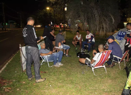 Guardas acampam em frente à prefeitura e prometem até greve de fome