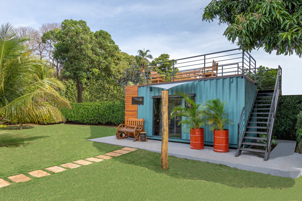 Em 45 dias, jardim ganha suíte com terraço, feita em container ...