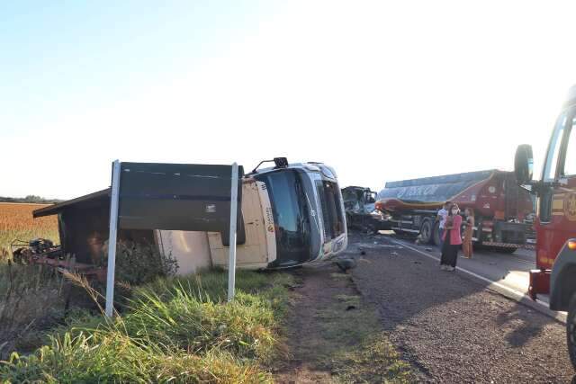 Motorista dorme no volante e provoca capotagem de caminh&atilde;o na Capital