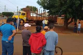 Moradores observam local onde caminhoneiro matou menino em Rio Brilhante (Foto: Direto das Ruas)