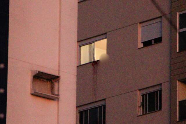 Bombeiros isolam pr&eacute;dio depois de morador se ferir e apavorar vizinhos