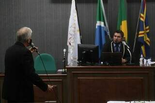 Promotor Arturo e juiz Garcete durante júri de Sônia. (Foto: Marcos Maluf)