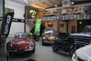 Quem é apaixonado por carros antigos, a loja tem uma variedade de veículos. (Foto: Alex Machado)