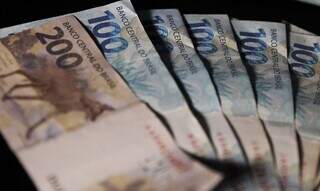 Notas de R$ 100 e de R$ 200 após saque (Foto: Agência Brasil)