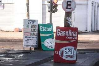 Gasolina é encontrada pouco acima dos R$ 5 em postos da Capital. (Foto: Marcos Maluf)