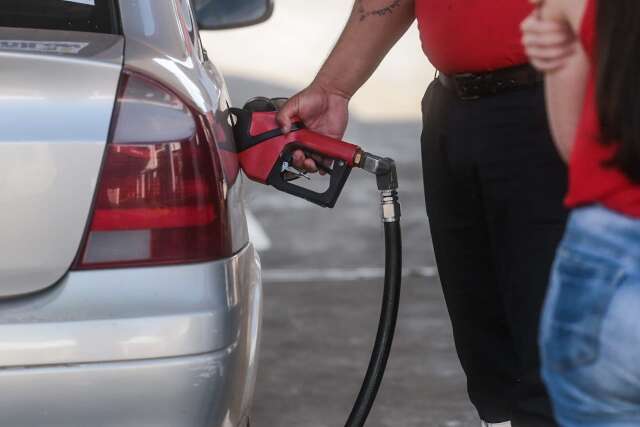 Pre&ccedil;o cai na refinaria, mas queda na gasolina n&atilde;o chega &agrave;s bombas da Capital