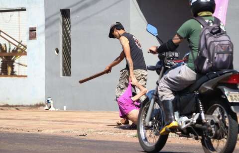 Homem é agredido a paulada e arrastado por calçada na Vila Piratininga